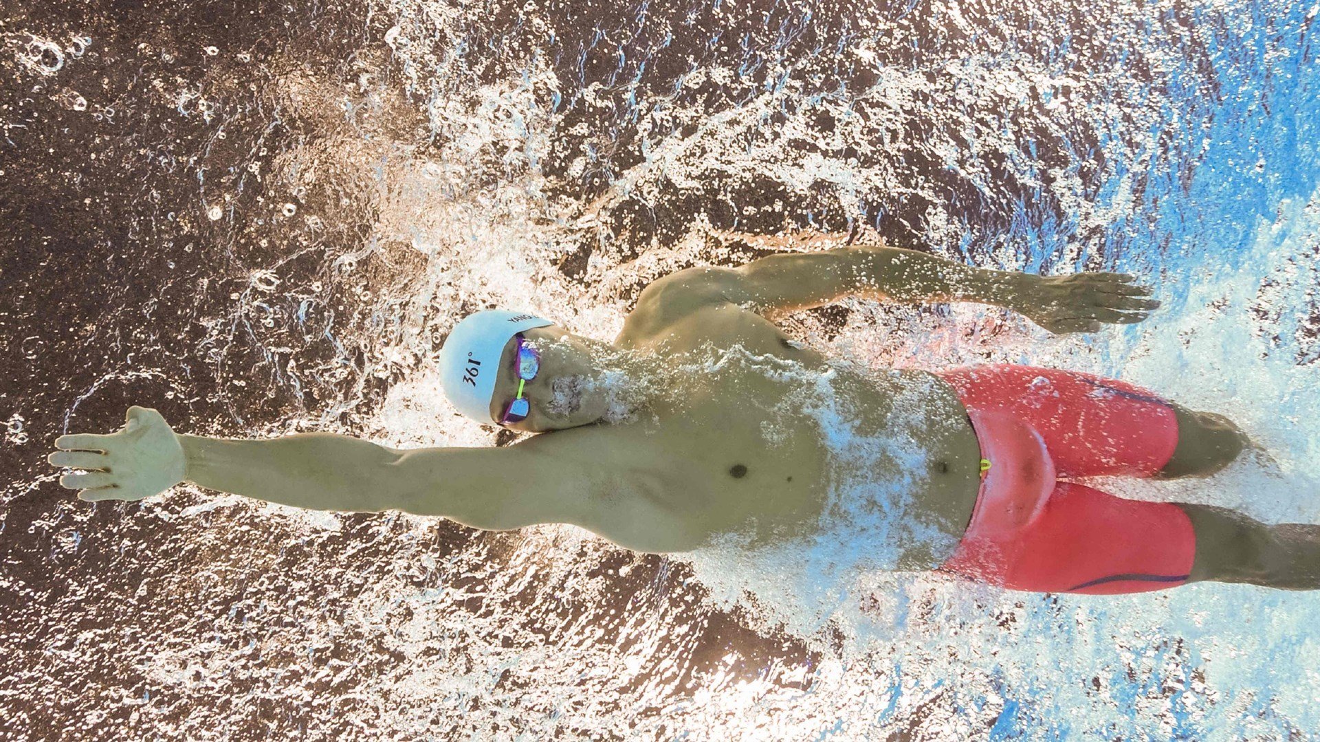 _高山云端:在雪山之巅进行的特殊赛事_,高山云层